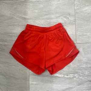 Lululemon Hotty Hot LR Shorts 4” Lined